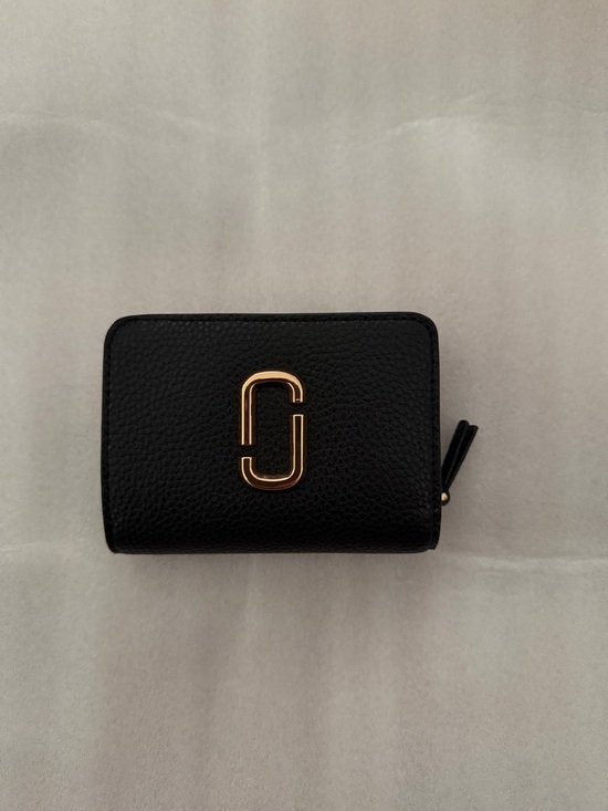 Marc Jacobs Handbags - Marc Jacobs Black Pebbled Zip Wallet with 6 credit card slots and one bill fold
